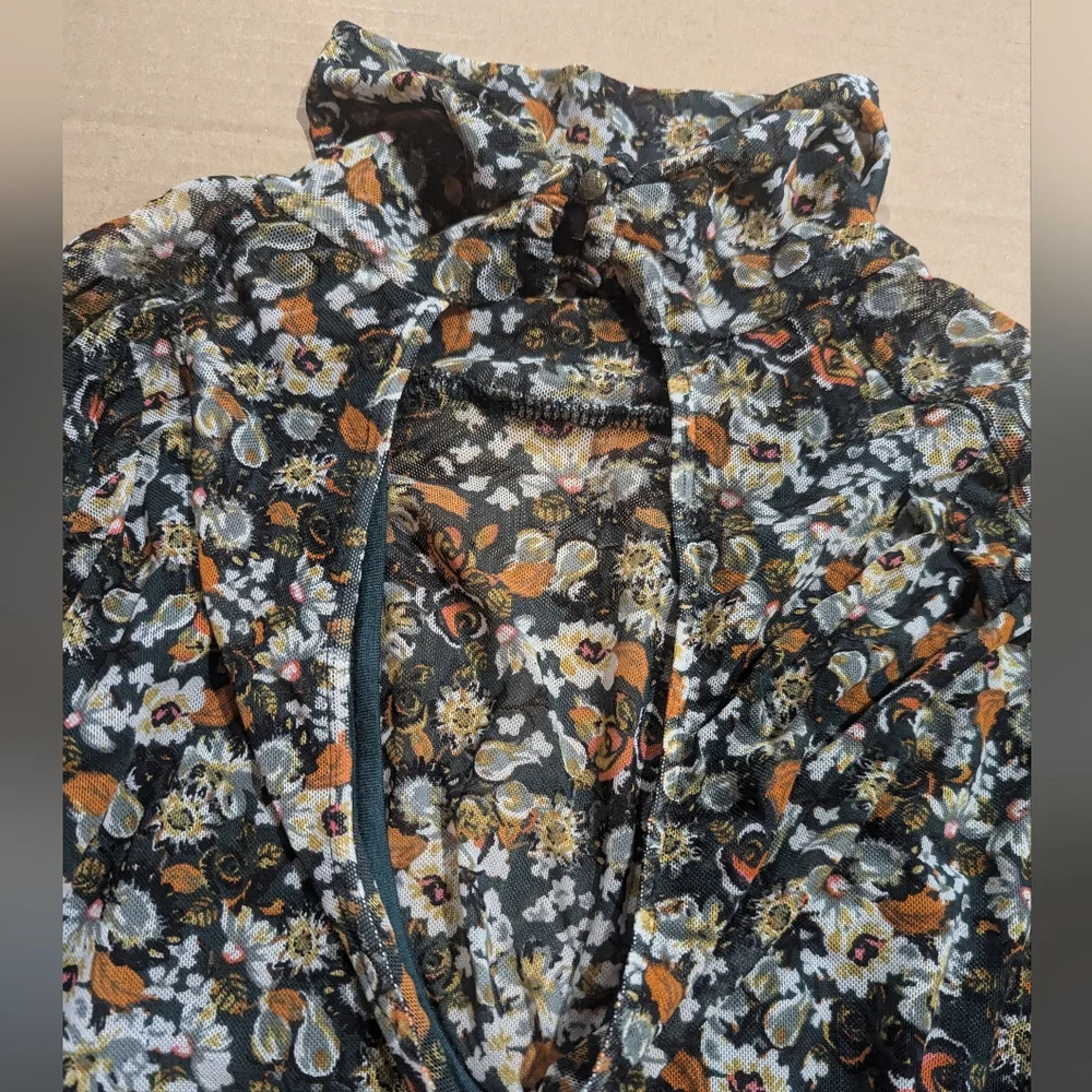 FREE PEOPLE "All Dolled Up" Green Floral Sheer Lined Boho Crop Top Size XS *GUC - Picture 9 of 13